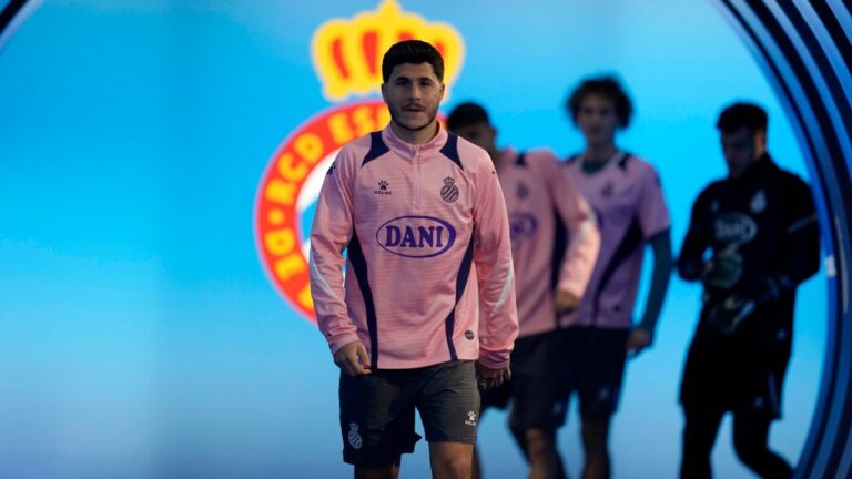 Álvaro Tejero, con un rostro sonriente, antes de un entrenamiento del Espanyol en el RCDE Stadium