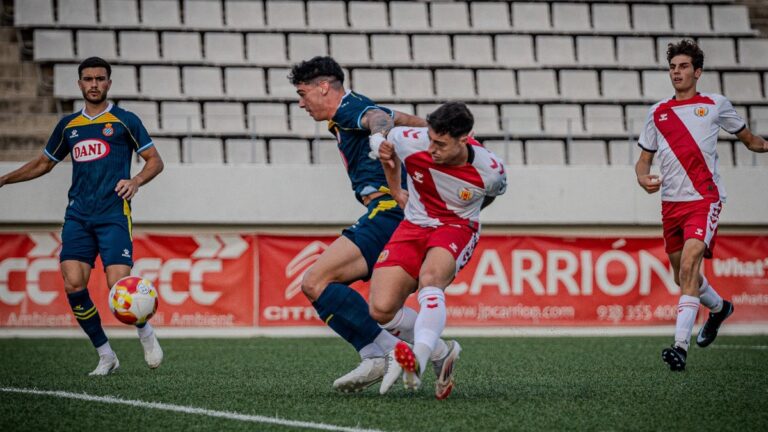 El Espanyol B, en una acción defensiva en el amistoso ante el CE L'Hospitalet