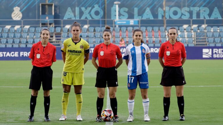 Las capitanas del Espanyol Femenino y el Villarreal CF, en la foto oficial junto a las árbitras en la CE Dani Jarque