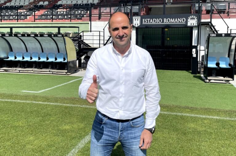 Ander Garitano posa en el Estadio Romano José Fouto de la AD Mérida