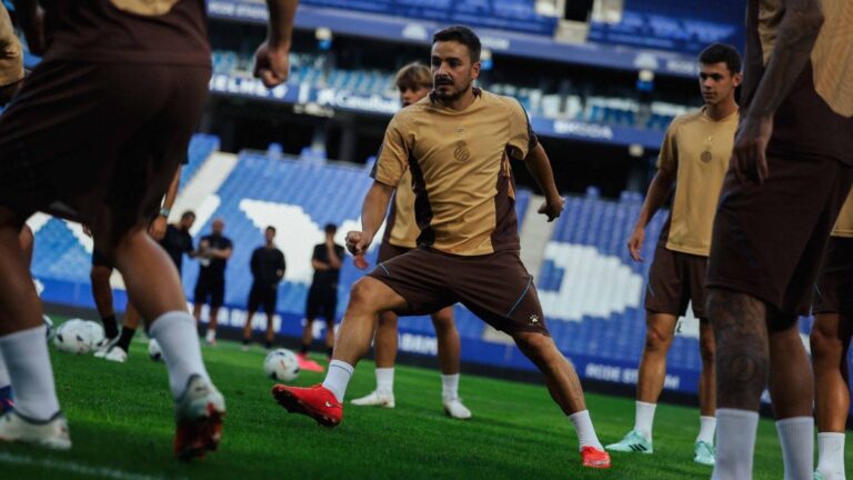 Andoni Gorosabel entrena con el grupo antes del Espanyol - Elche CF
