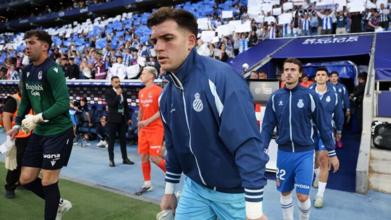 Àngel Fortuño deja entreabierto su futuro Àngel Fortuño, el portero titular del Espanyol ante la Real Sociedad