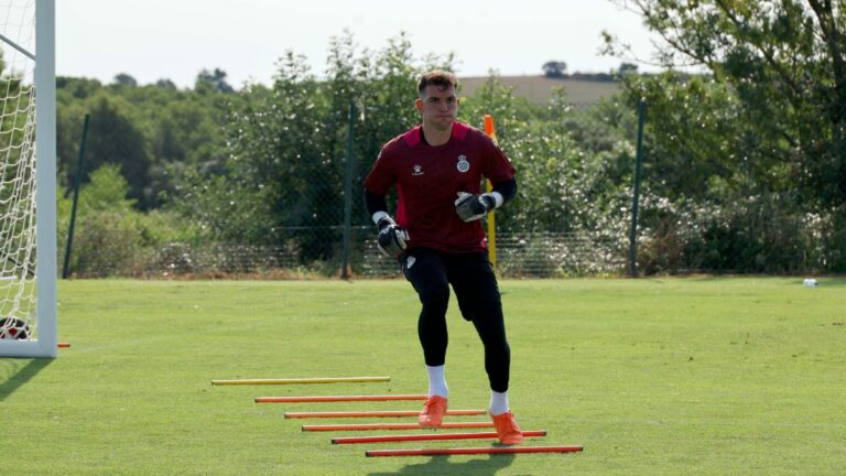 Àngel Fortuño, en el campo de entrenamiento de Navata con el Espanyol