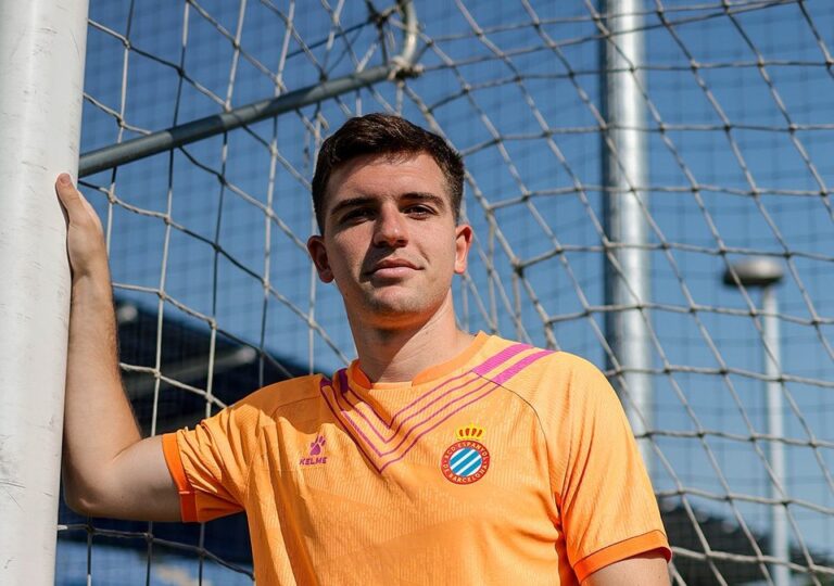Àngel Fortuño presenta la nueva equipación de portero con su renovación