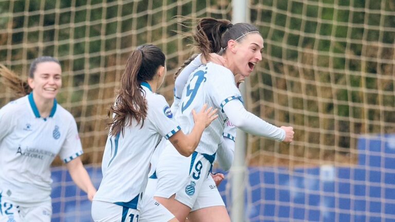 Ángeles del Álamo celebra su segundo gol de la temporada en Buñol