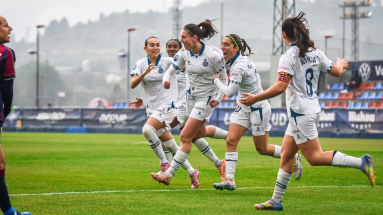 El Espanyol Femenino celebra con Ángeles del Álamo su gol en Buñol