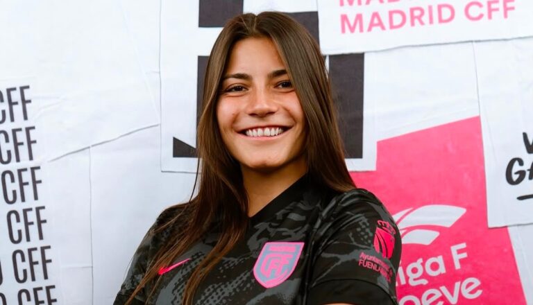 Anita Marcos en la sesión de fotos del Madrid CFF para Liga F