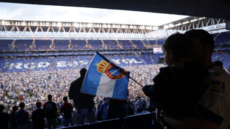 El Espanyol y su afición celebran en el verde del RCDE Stadium la permanencia en Primera división