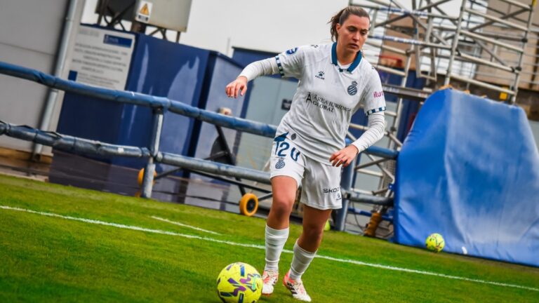 Anna Torrodà: «Le pido a Alan Pace jugar en el RCDE Stadium y ampliar la Ciudad Deportiva» Anna Torroda, durante el Levante UD - Espanyol Femenino de Liga F