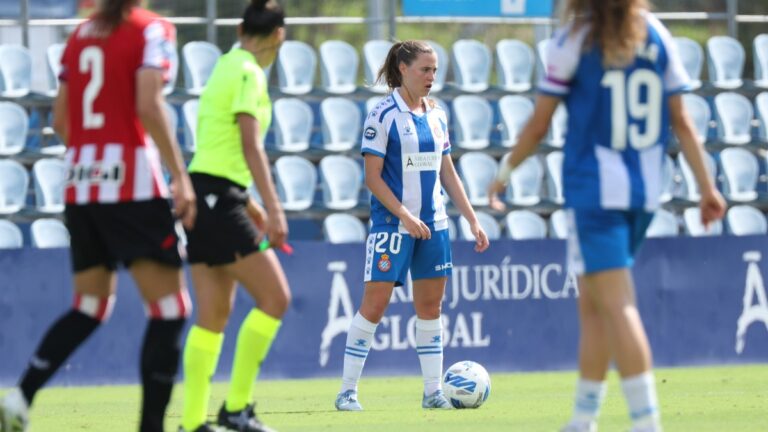 Anna Torrodà juega durante el Espanyol Femenino - Athletic Club de Bilbao
