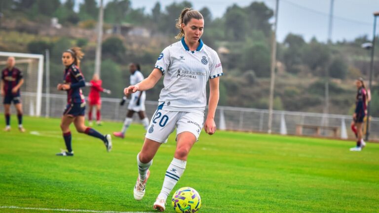 Anna Torrodà, durante el Levante UD - Espanyol Femenino