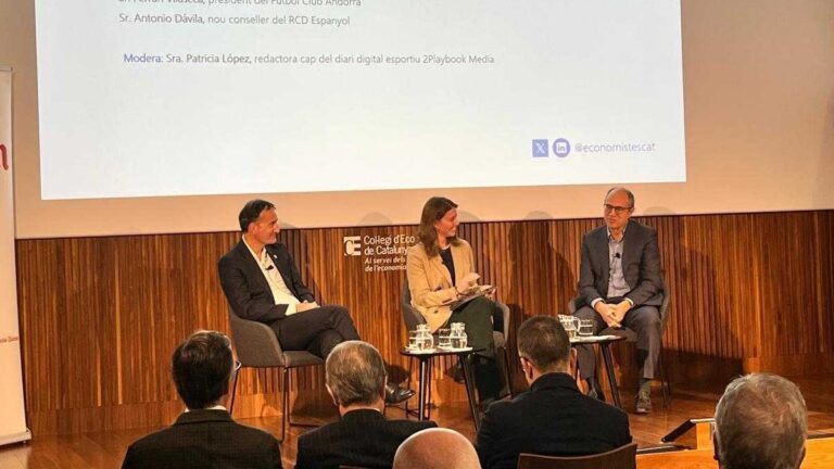 Antonio Dávila: «Tenemos un horizonte de muy largo plazo, al ser personas y no fondos» Antonio Dávila habla del Espanyol en una mesa redonda organizada por el Col·legi d’Economistes de Catalunya
