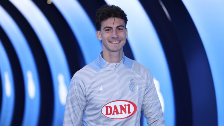 Antoniu Roca, en el túnel de vestuarios del RCDE Stadium antes de un entrenamiento