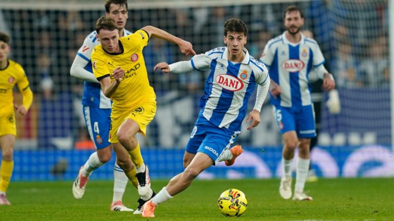 Antoniu Roca, en una jugada de ataque del Espanyol ante el Girona FC