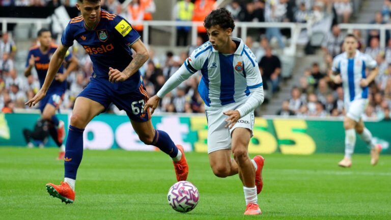 Antoniu Roca, en una jugada de ataque en el Newcastle United Espanyol