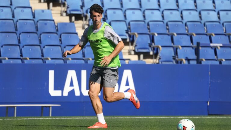 Antoniu Roca se ejercita en el RCDE Stadium