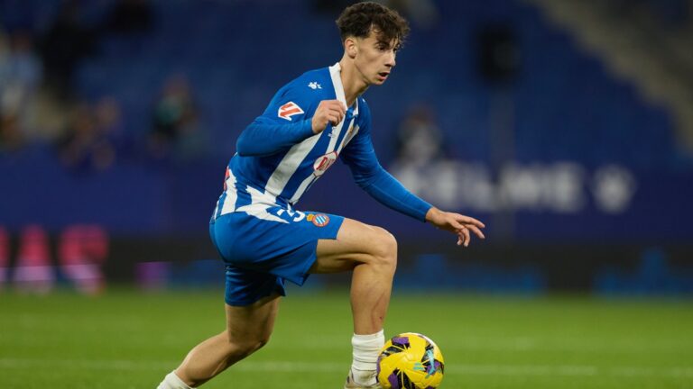 Antoniu Roca, en un partido como titular en el RCDE Stadium