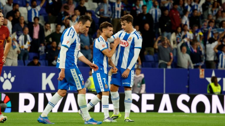 Urko felicita a Javi Puado tras su gol ante el Valencia