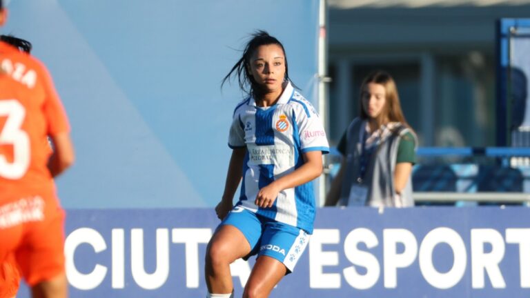 Ari Domènech cumple en la banda izquierda el día de su debut en Liga F