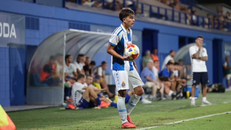 Arnau Cases en un amistoso del Espanyol B en la CE Dani Jarque