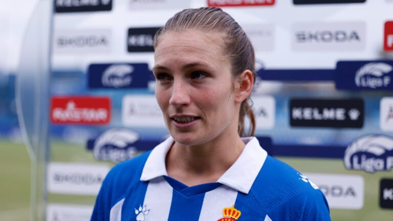 Arola Aparicio explica su salida del Espanyol: «No era fácil decir que no al proyecto» Arola Aparicio, en zona mixta con el Espanyol Femenino
