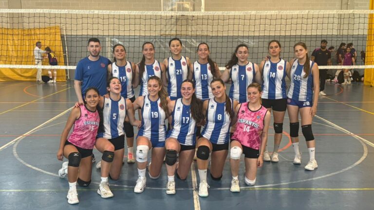 El equipo Junior de SD Espanyol de voleibol femenino celebra el ascenso a Primera división