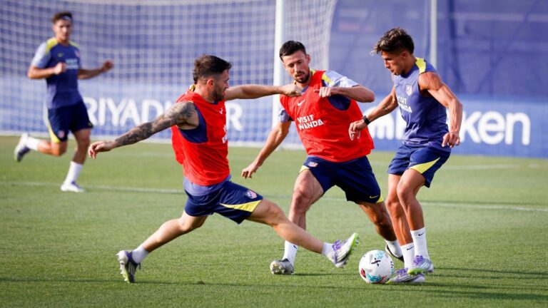 Los jugadores del Atlético de Madrid se ejercitan con balón pensando en el Espanyol