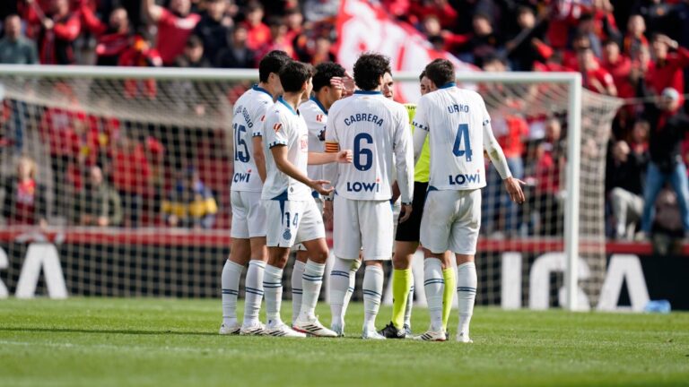 El audio del VAR alimenta la polémica de Son Moix: «¿Seguro qué le pega una patada?» Varios jugadores del Espanyol le piden explicaciones a De Burgos Bengoetxea en Mallorca