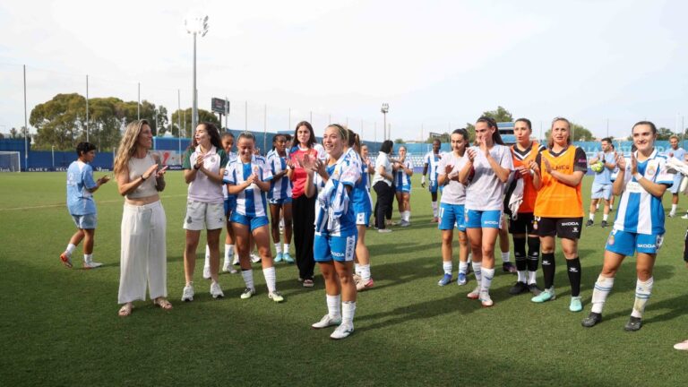 Las jugadoras del Espanyol Femenino devuelven las gracias a la afición por su apoyo