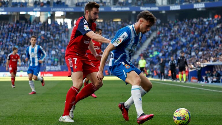 Moncayola pelea con Javi Puado en el RCDE Stadium