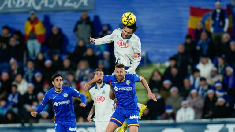 Leandro Cabrera se eleva por encima de Mayoral, en el Getafe CF - Espanyol