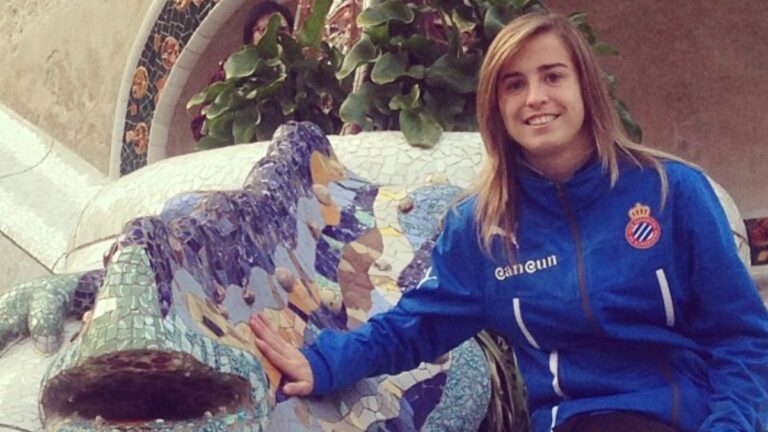Bárbara Latorre posa con el escudo del Espanyol por Barcelona