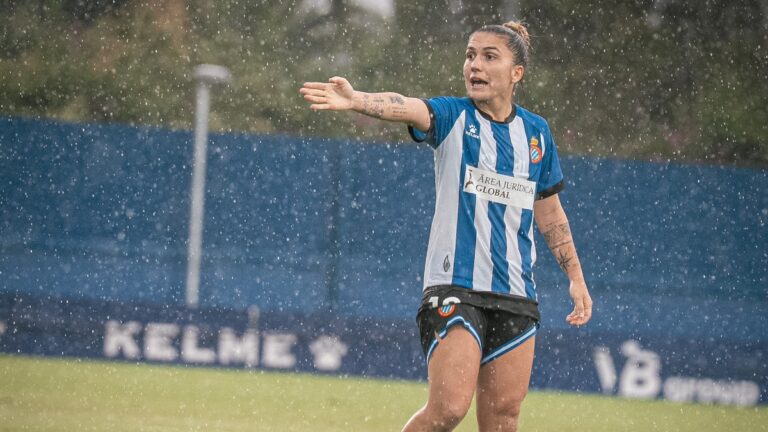 Bicho, bajo la lluvia en el Espanyol Femenino - Deportivo Alavés