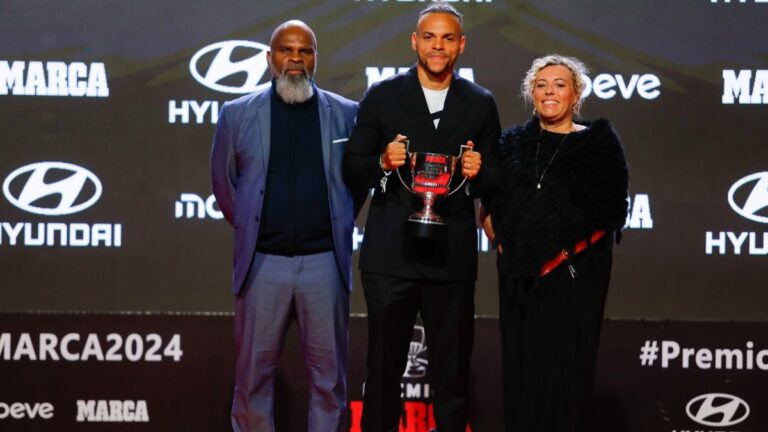 Martin Braithwaite recoge el trofeo Pichichi de LaLIga Hypermotion del pasado curso junto a sus padres