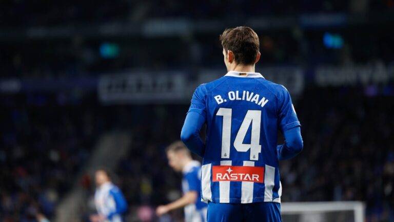 Brian Oliván luce el dorsal 14 con el Espanyol