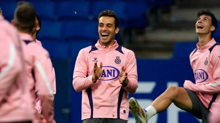 Brian Oliván disfruta con sus compañeros del Espanyol en el RCDE Stadium