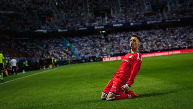 Bryan Zaragoza adelanta al Espanyol en La Rosaleda