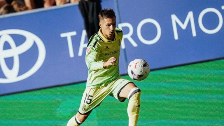 Bryan Zaragoza: «No soy el típico que tiene 7 días libres y se va a las Maldivas o a Dubái» Bryan Zaragoza juega un balón en el CA Osasuna - Espanyol