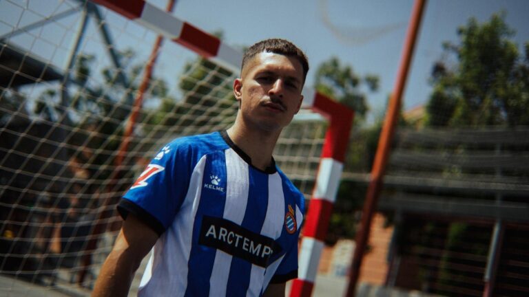 Bryan Zaragoza: «Vengo al Espanyol a intentar poder disfrutar de nuevo» Bryan Zaragoza posa con la blanquiazul en el anuncio de su fichaje
