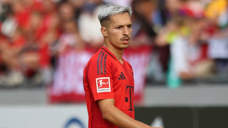 Bryan Zaragoza viste la camiseta del Bayern de Múnich en un partido de la Bundesliga