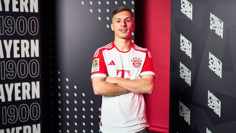 Bryan Zaragoza posa con la camiseta del Bayern de Múnich