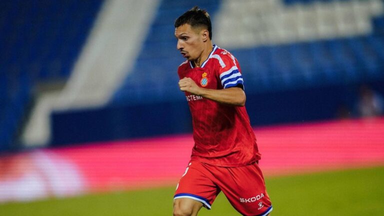 Bryan Zaragoza conduce un balón en el Rayo Vallecano - Espanyol