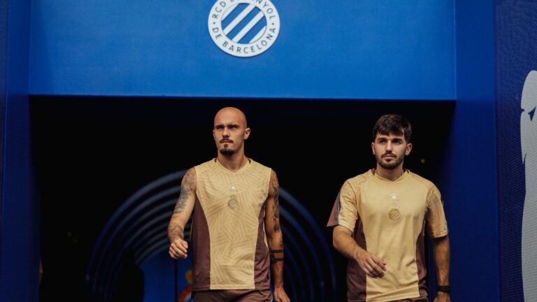 Vanja Drkušić y Javi Hernández salen del túnel de vestuarios del RCDE Stadium