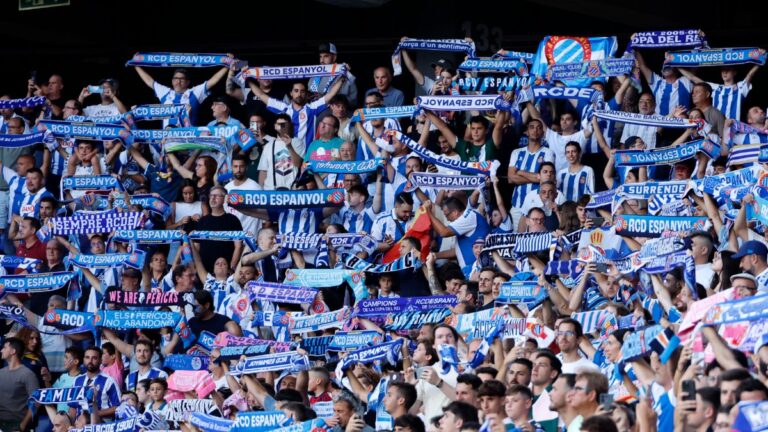 La afición del Espanyol alza su bufanda blanquiazul en el RCDE Stadium ante CA Osasuna