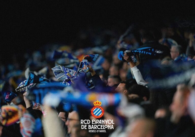 La afición del Espanyol responde a lo grande superando los 27.000 abonados La afición perica apoya al Espanyol en un partido en el RCDE Stadium