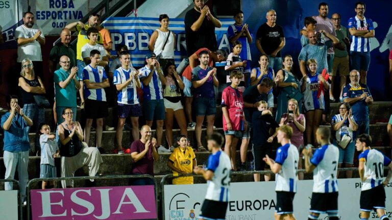 Los jugadores del Espanyol le dan las gracias a los aficionados desplazados a Olot