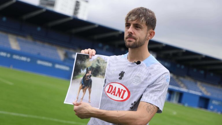 Jofre Carreras enseña la imagen de un perro por la campaña 'Un Perico no Abandona'