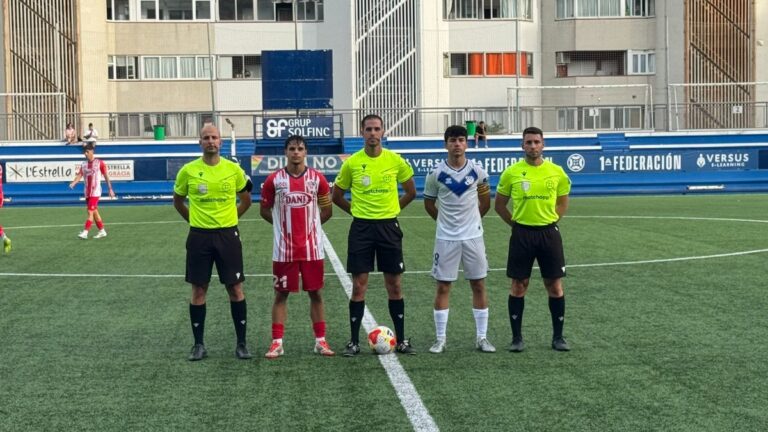 El capitán de la UE Vilassar junto al equipo arbitral y el capitán del CE Europa B