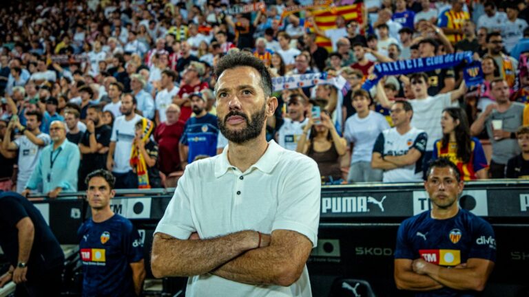 Carlos Corberán, antes del inicio de un partido del Valencia CF en Mestalla