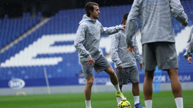 Carlos Romero, con el balón, en el RCDE Stadium